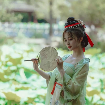 地铁通勤途中使用手机观看视频的场景
